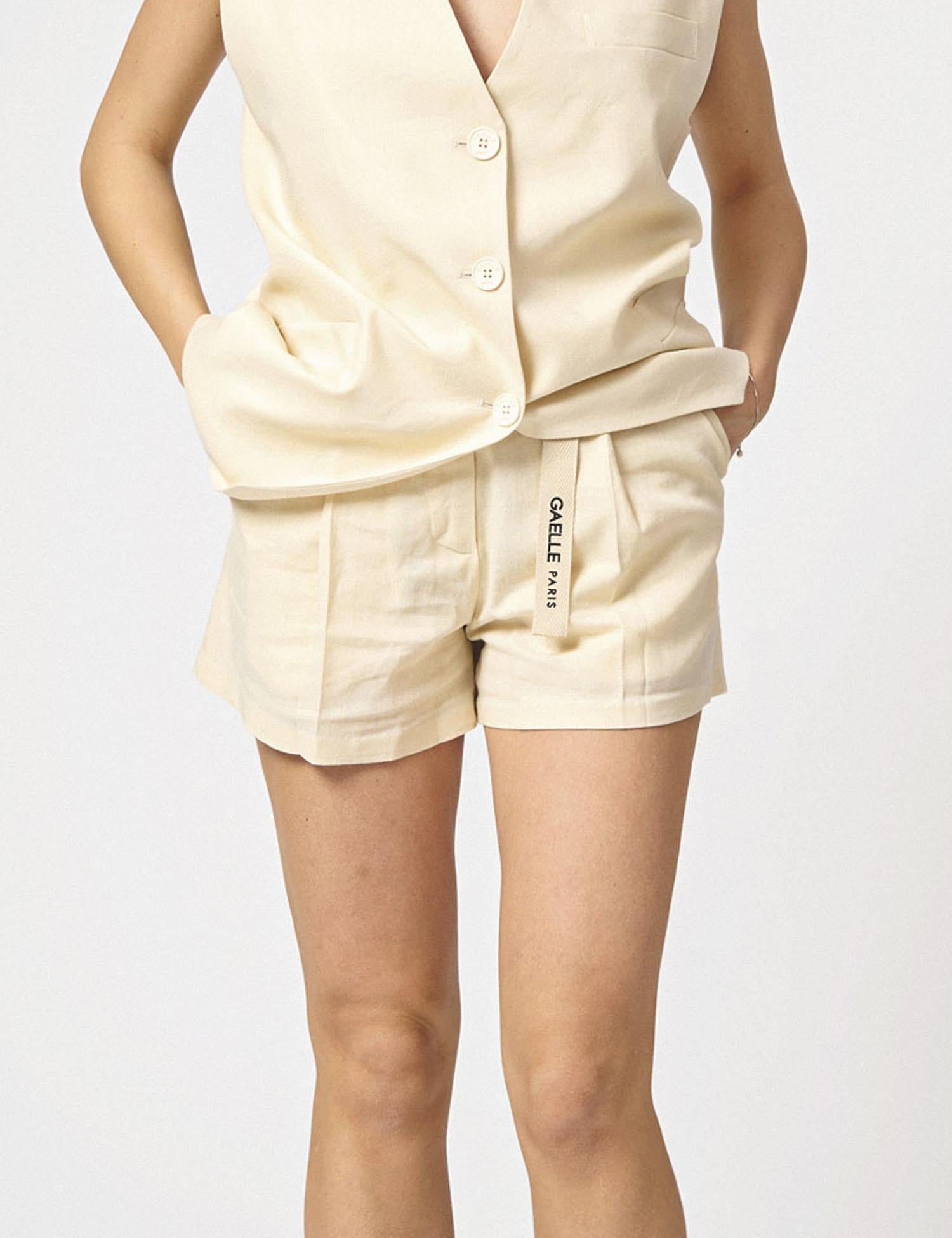 Short con pieghe