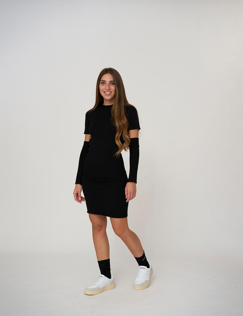 Abito corto con apertura sul retro