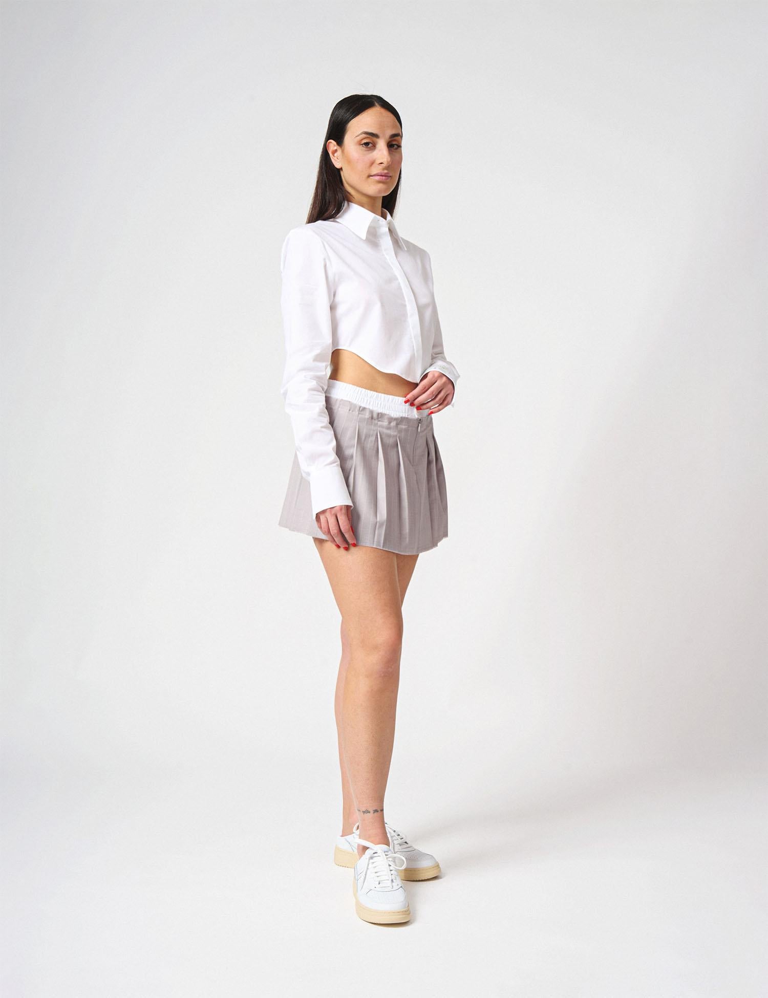 Gonna corta gessata con pieghe