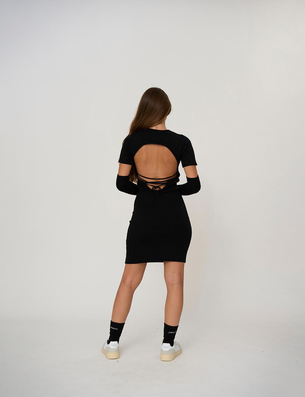 Abito corto con apertura sul retro