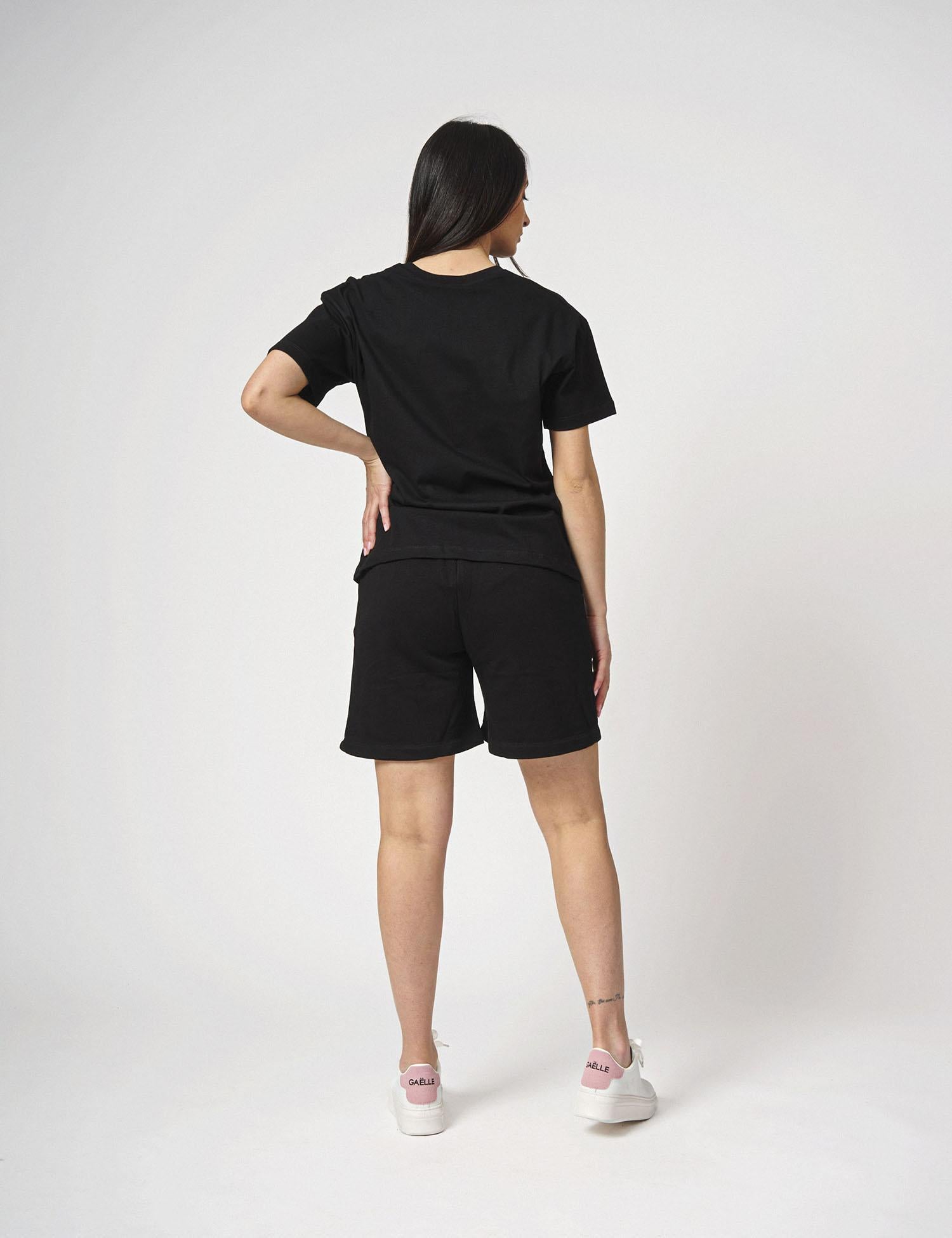 T-shirt paricollo