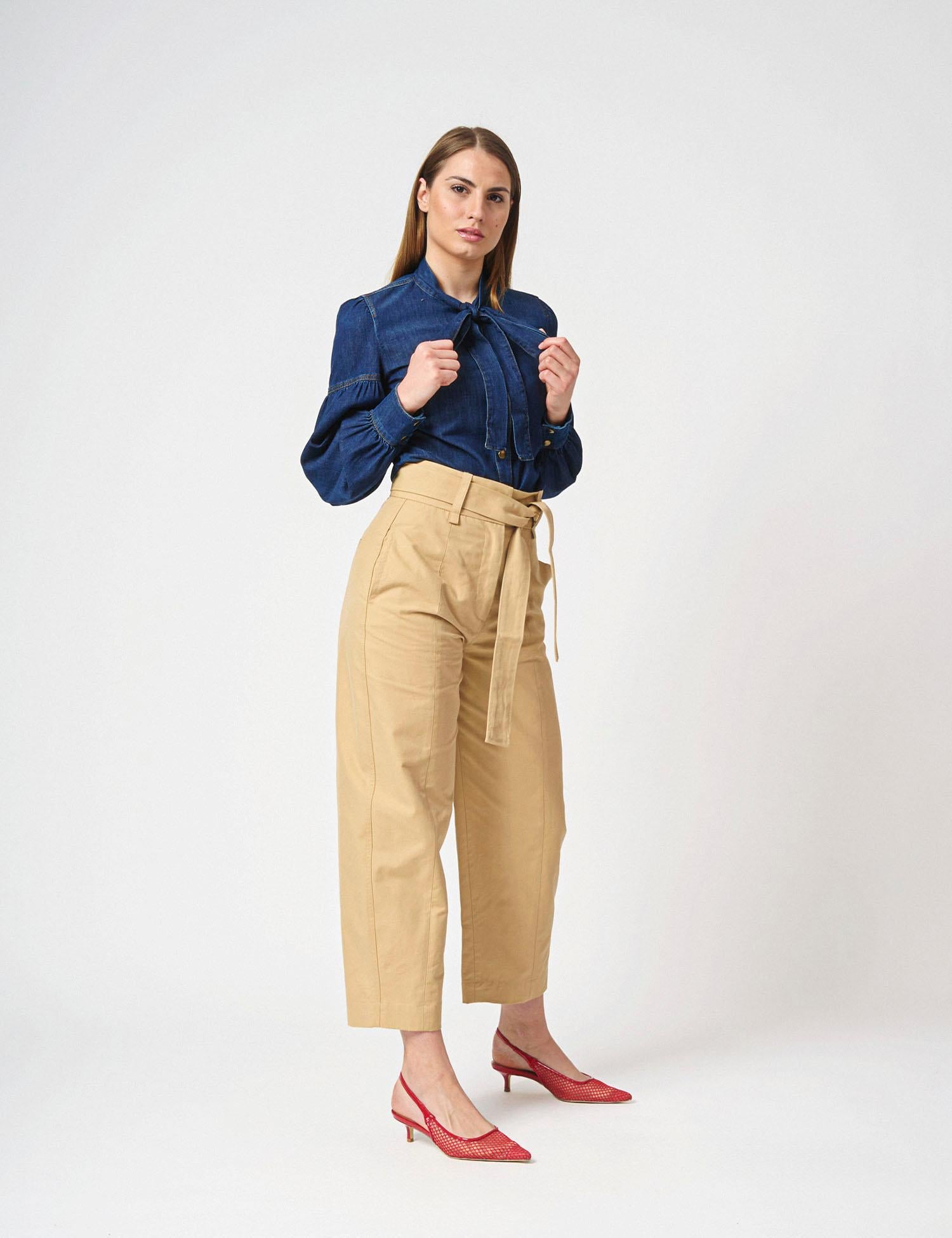 Pantalone con pizzo sul fondo