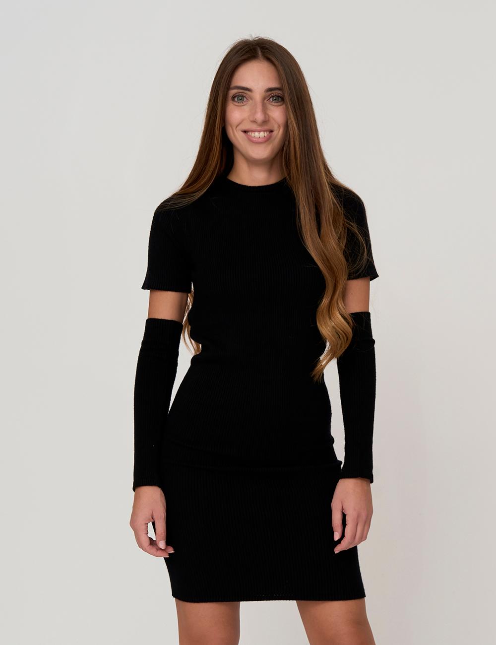 Abito corto con apertura sul retro