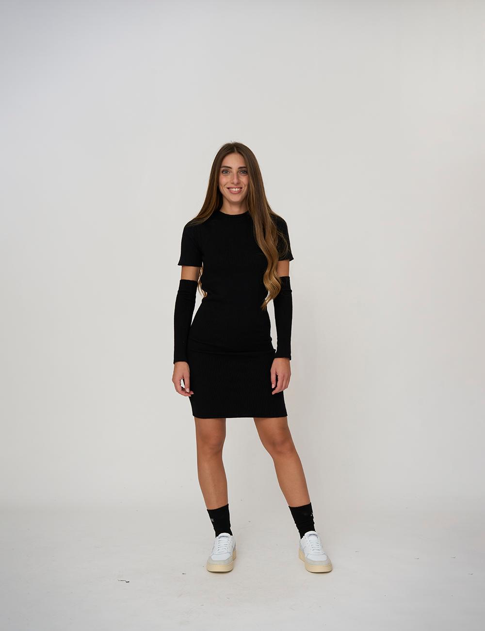 Abito corto con apertura sul retro